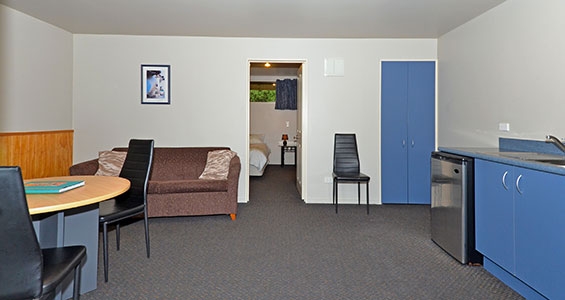 1-bedroom unit lounge